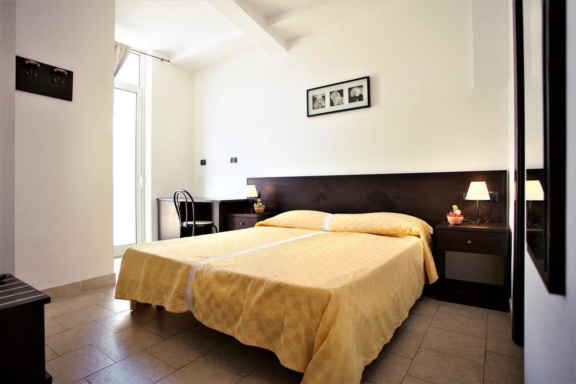 玛拉贝尔酒店 SantʼAlessio Siculo 外观 照片